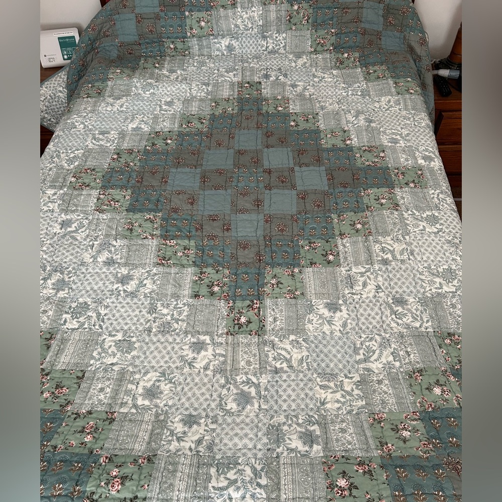 Lands End Ombré Quilt King Spread. Length 110”, width 90”. Reverse, solid green.